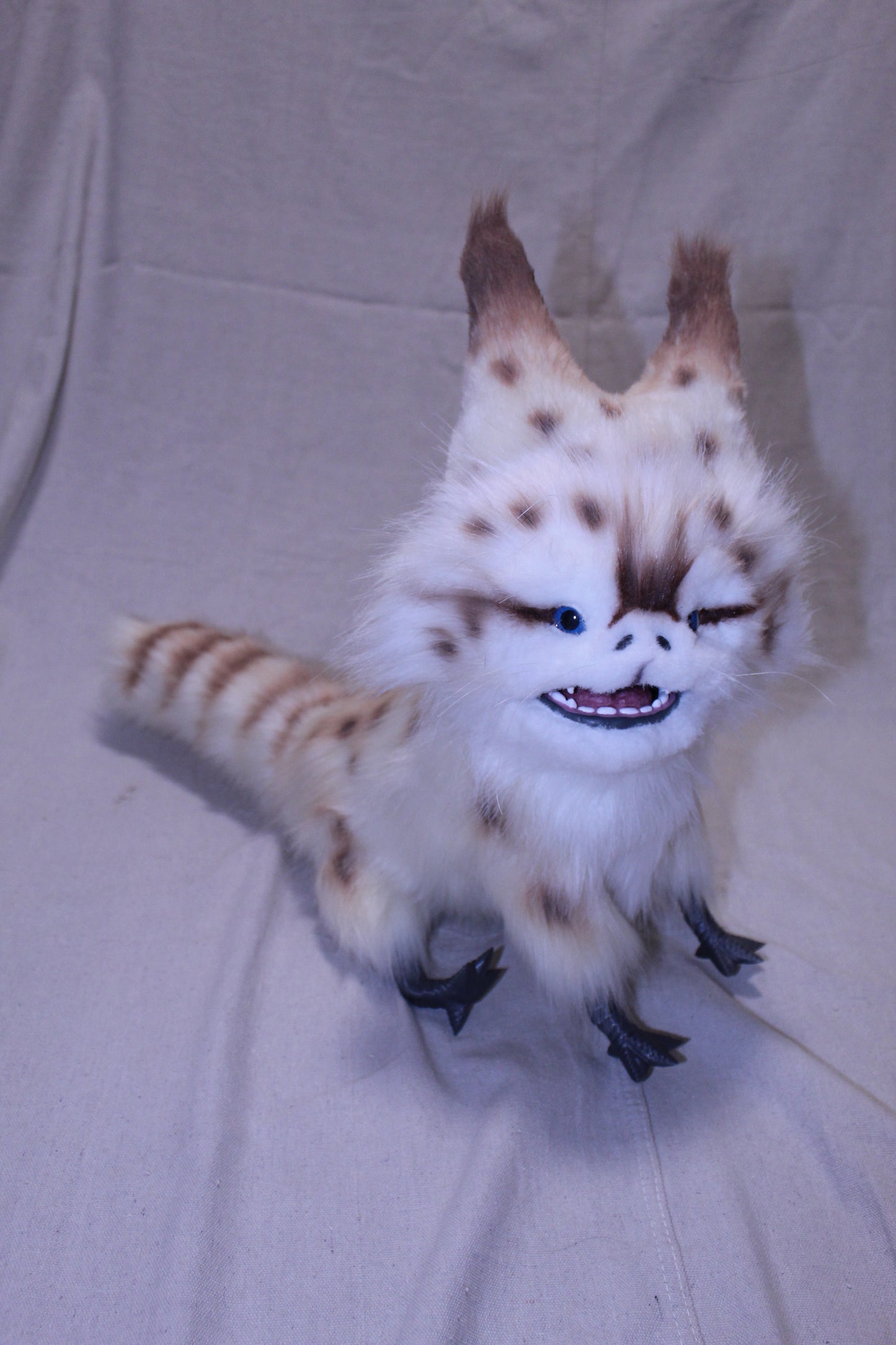 V4 Replica Alien Cat 70% Scale (Bright Blue Eyes)