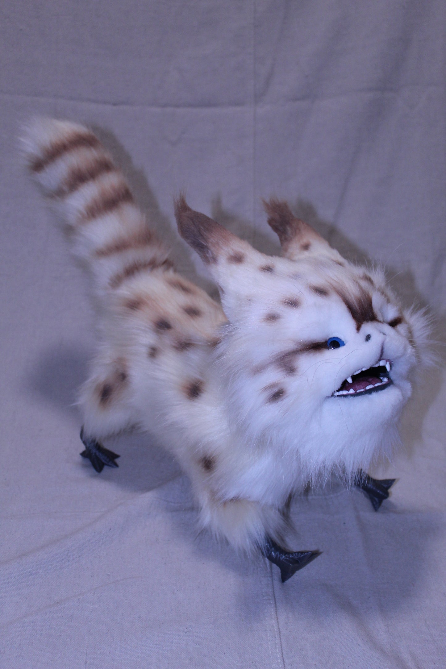 V4 Replica Alien Cat 70% Scale (Bright Blue Eyes)