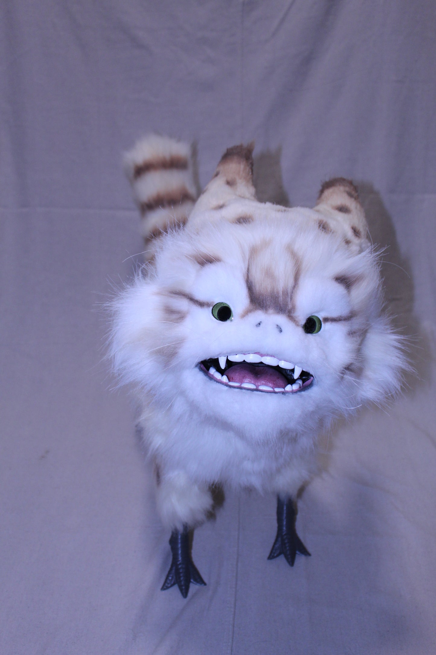 V4 Replica Alien Cat 100% Scale (Yellow Eyes)