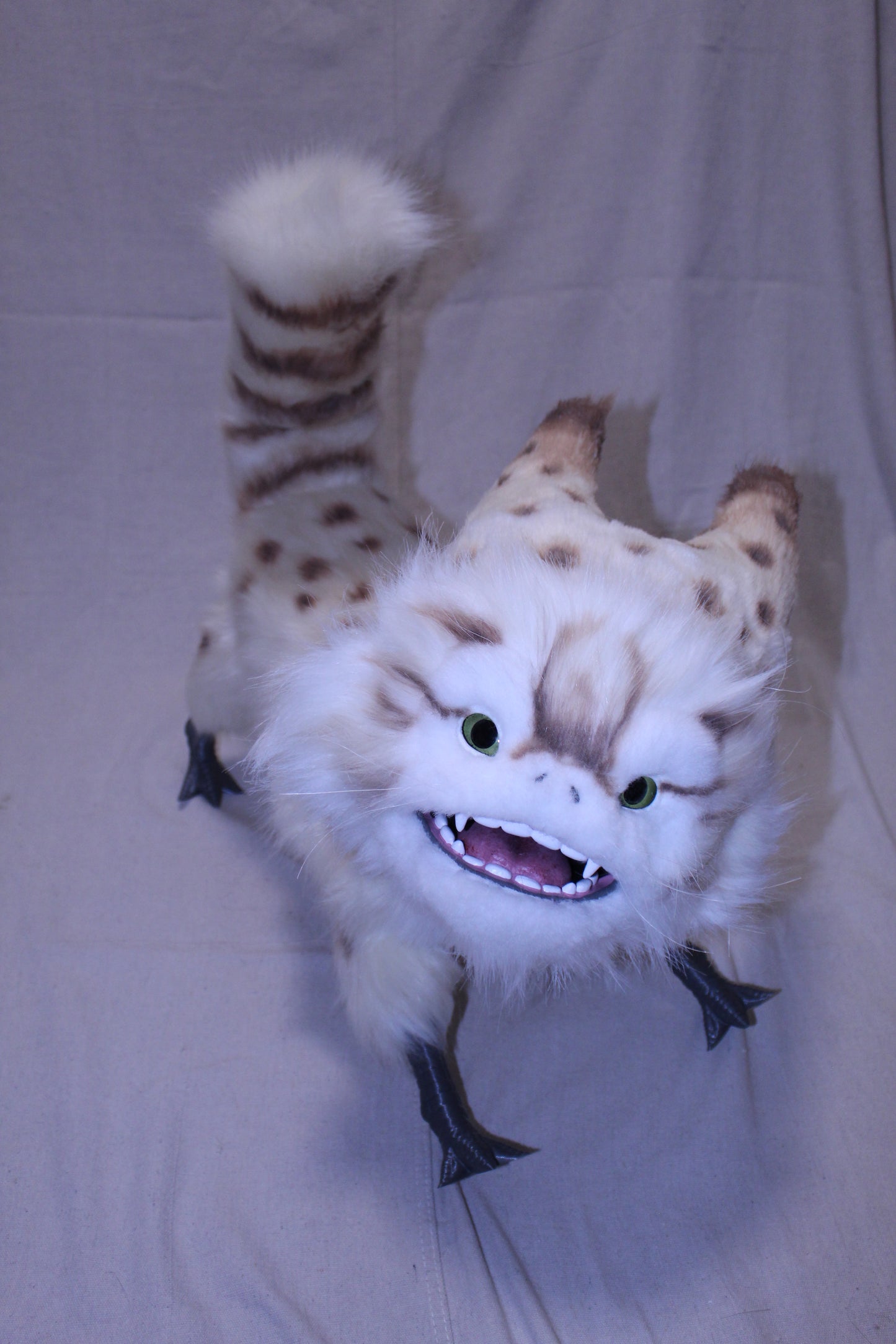 V4 Replica Alien Cat 100% Scale (Yellow Eyes)