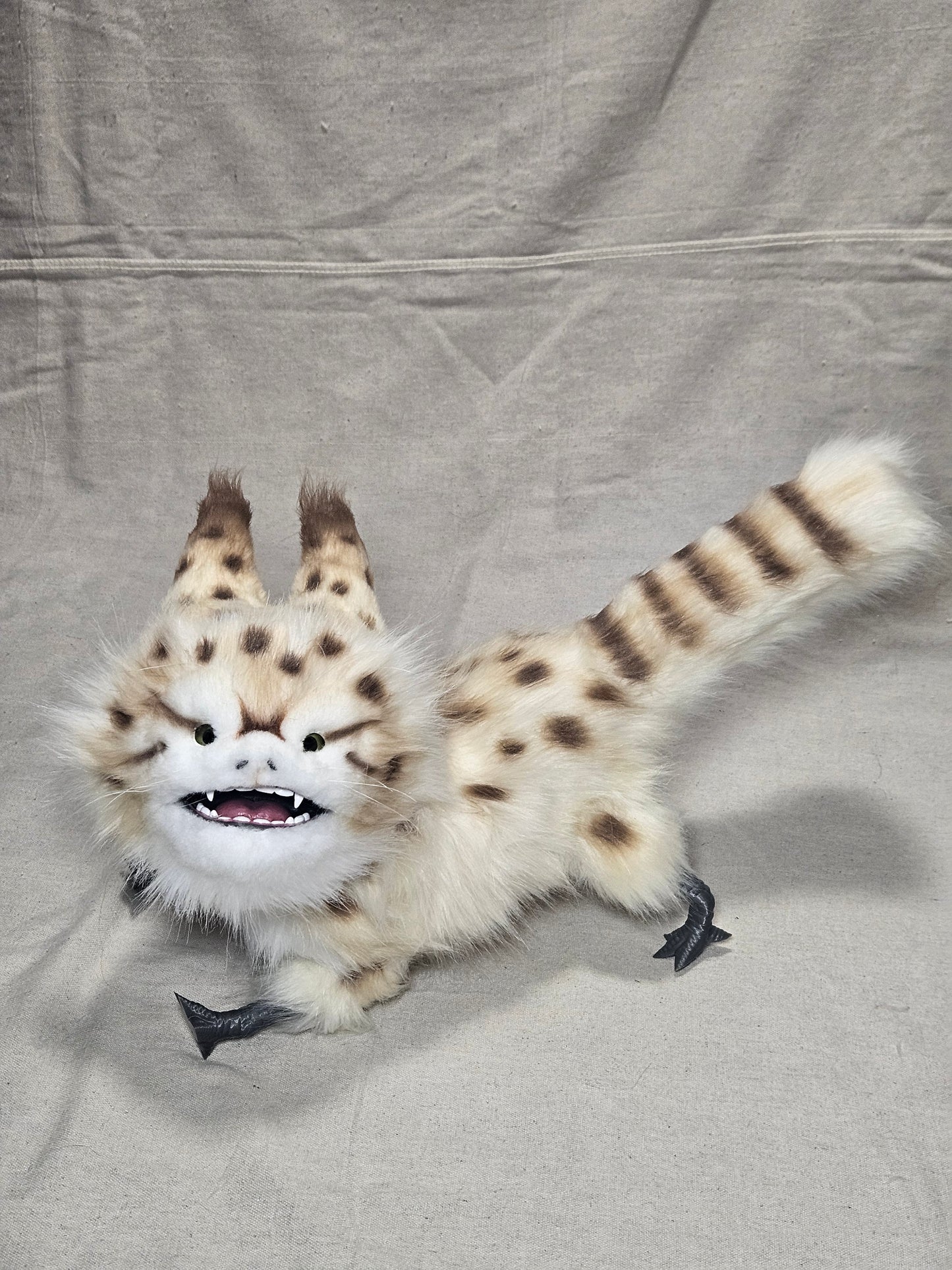 V4 Replica Alien Cat 70% Scale (Yellow Eyes)